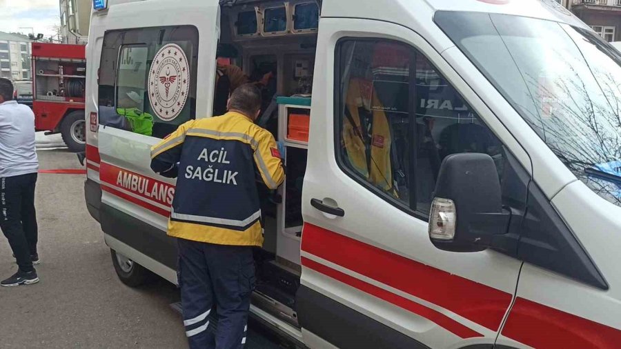 Konya’da 5 Katlı Binanın Çatısında Yangın Çıktı