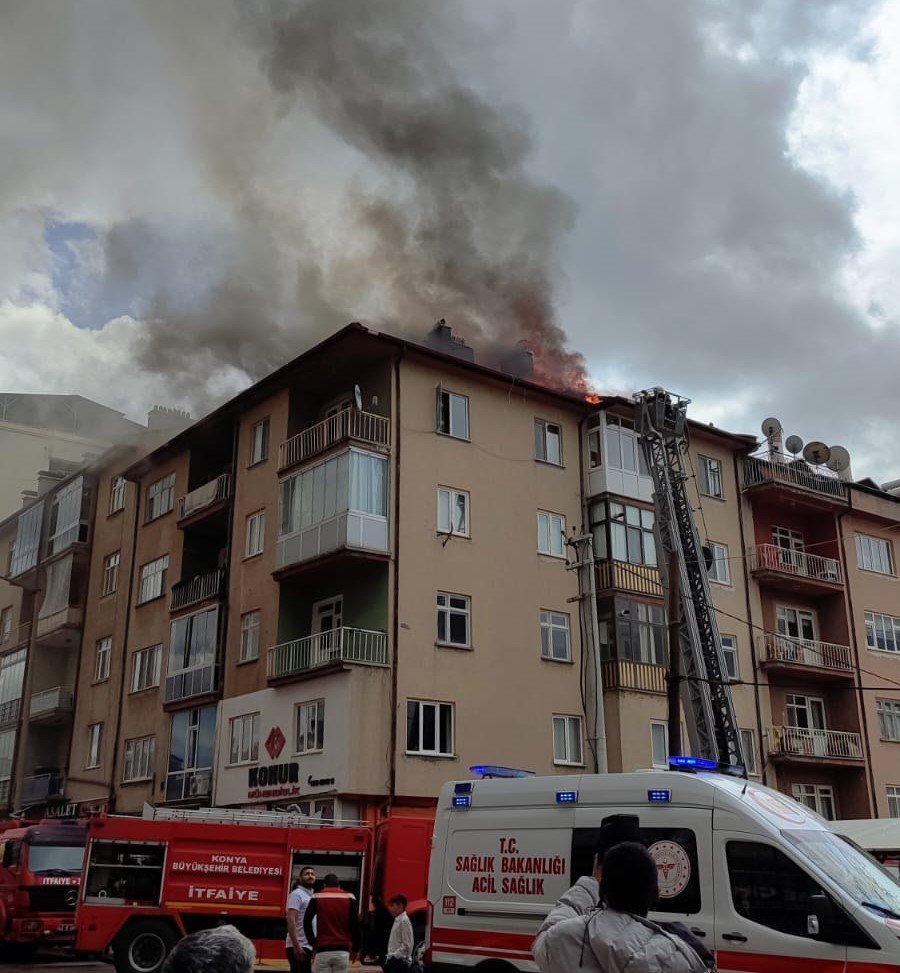 Konya’da 5 Katlı Binanın Çatısında Yangın Çıktı