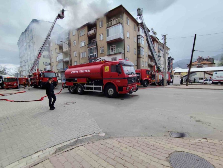 Konya’da 5 Katlı Binanın Çatısında Yangın Çıktı