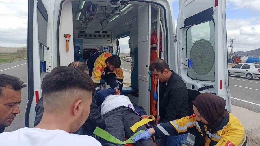 Konya’da Minibüs İle Elektrikli Bisiklet Çarpıştı: 2 Yaralı