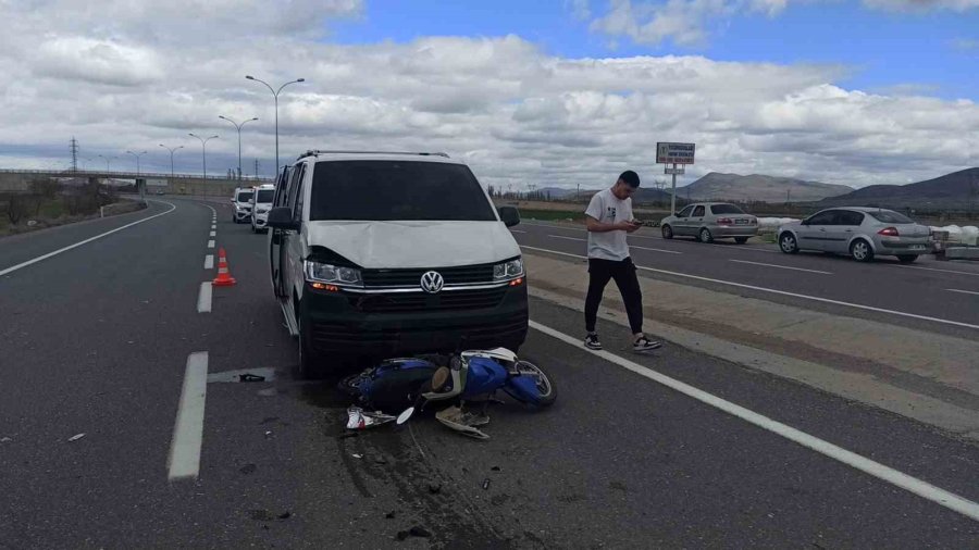Konya’da Minibüs İle Elektrikli Bisiklet Çarpıştı: 2 Yaralı