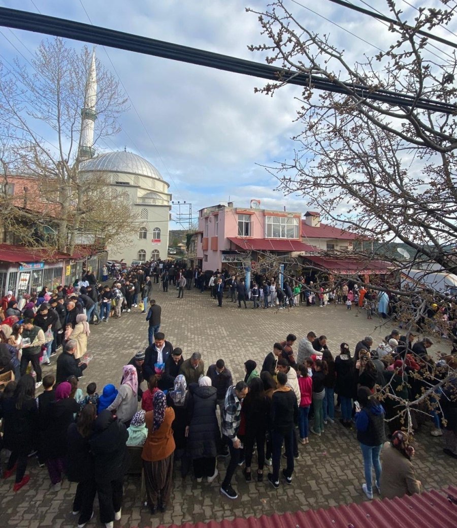 Mersin Erdemli’de Mahalleli Meydanda Bayramlaştı