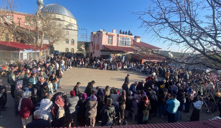 Mersin Erdemli’de Mahalleli Meydanda Bayramlaştı