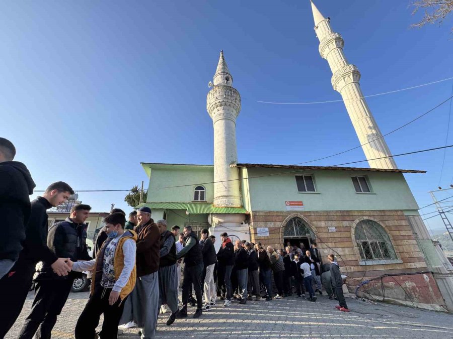 Mersin’de Gelenek Sürüyor, Bayramlaşmak İçin Kuyruk Oluşturdular