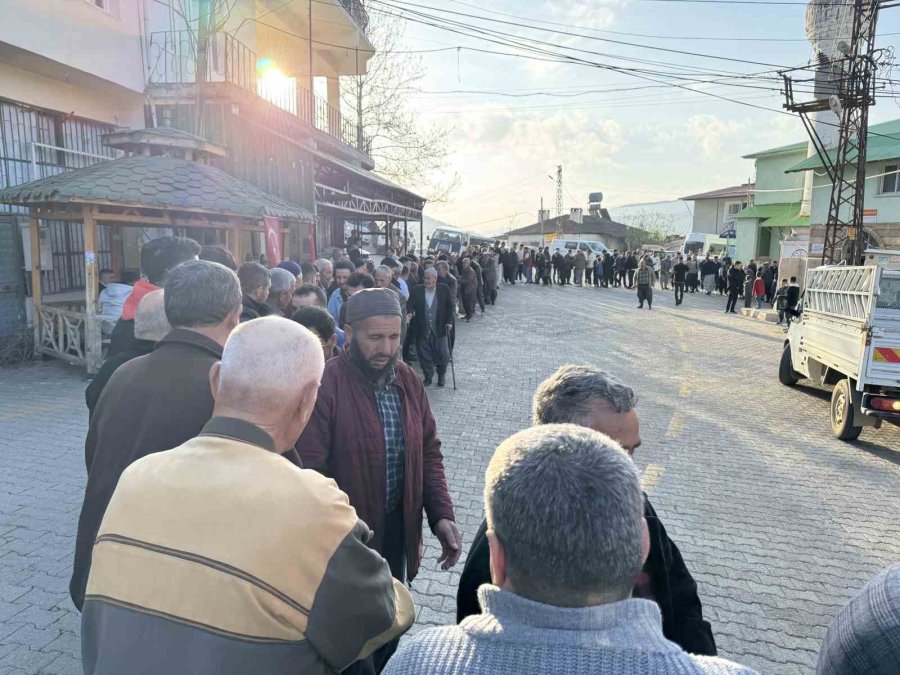 Mersin’de Gelenek Sürüyor, Bayramlaşmak İçin Kuyruk Oluşturdular