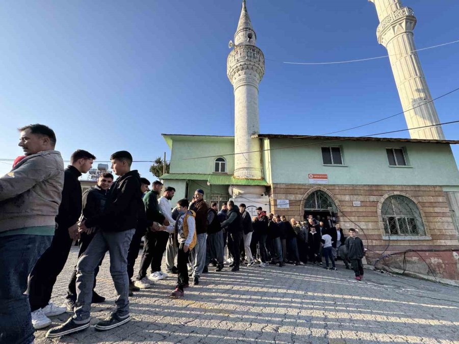 Mersin’de Gelenek Sürüyor, Bayramlaşmak İçin Kuyruk Oluşturdular
