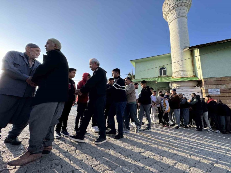 Mersin’de Gelenek Sürüyor, Bayramlaşmak İçin Kuyruk Oluşturdular