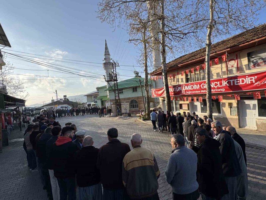 Mersin’de Gelenek Sürüyor, Bayramlaşmak İçin Kuyruk Oluşturdular