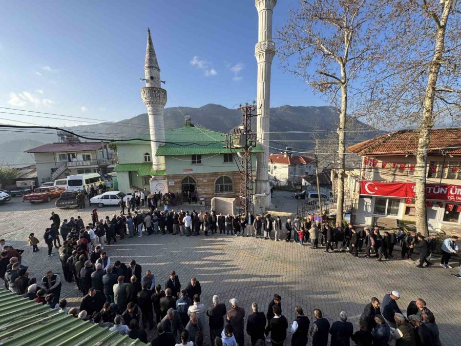 Mersin’de Gelenek Sürüyor, Bayramlaşmak İçin Kuyruk Oluşturdular