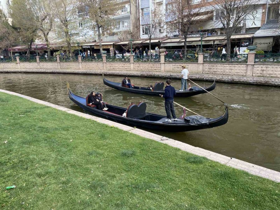 Bayramda Eskişehir’e Gelen Turistler Gondol Seferlerini Yoğunlaştırdı