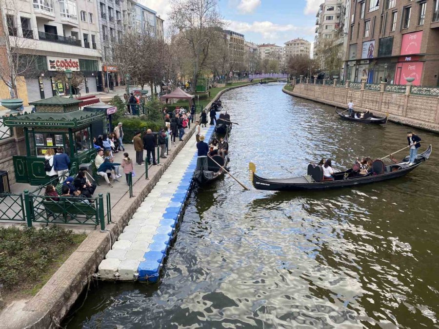 Bayramda Eskişehir’e Gelen Turistler Gondol Seferlerini Yoğunlaştırdı