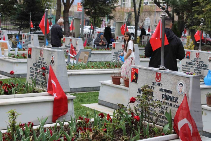 Şehit Evlatlarıyla Bayramlaştılar