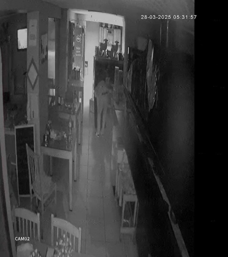 Restorana Giren Hırsız Kasayı Kaldıramayınca Sürükleyerek Götürdü