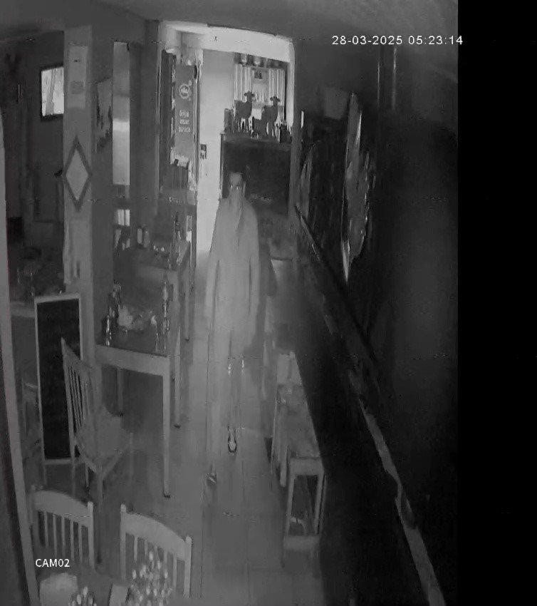 Restorana Giren Hırsız Kasayı Kaldıramayınca Sürükleyerek Götürdü