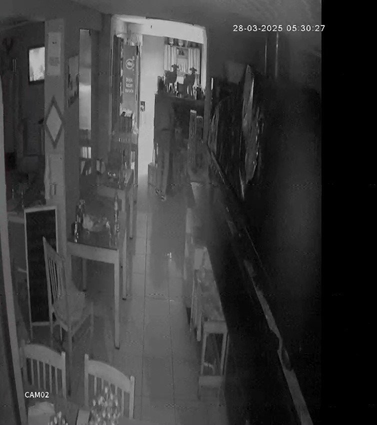 Restorana Giren Hırsız Kasayı Kaldıramayınca Sürükleyerek Götürdü