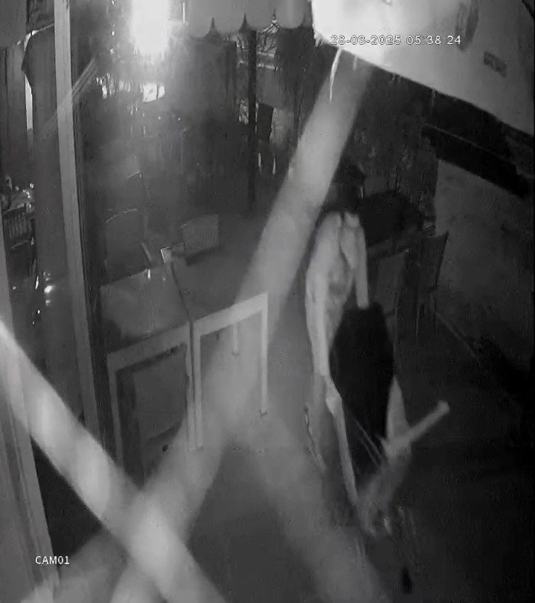 Restorana Giren Hırsız Kasayı Kaldıramayınca Sürükleyerek Götürdü