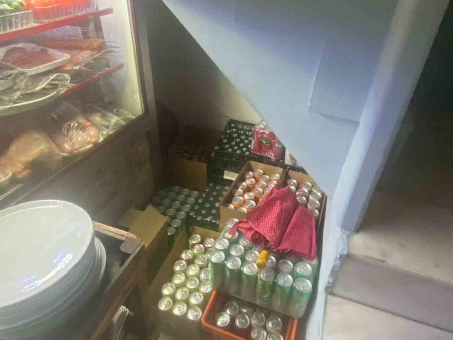 Restorana Giren Hırsız Kasayı Kaldıramayınca Sürükleyerek Götürdü