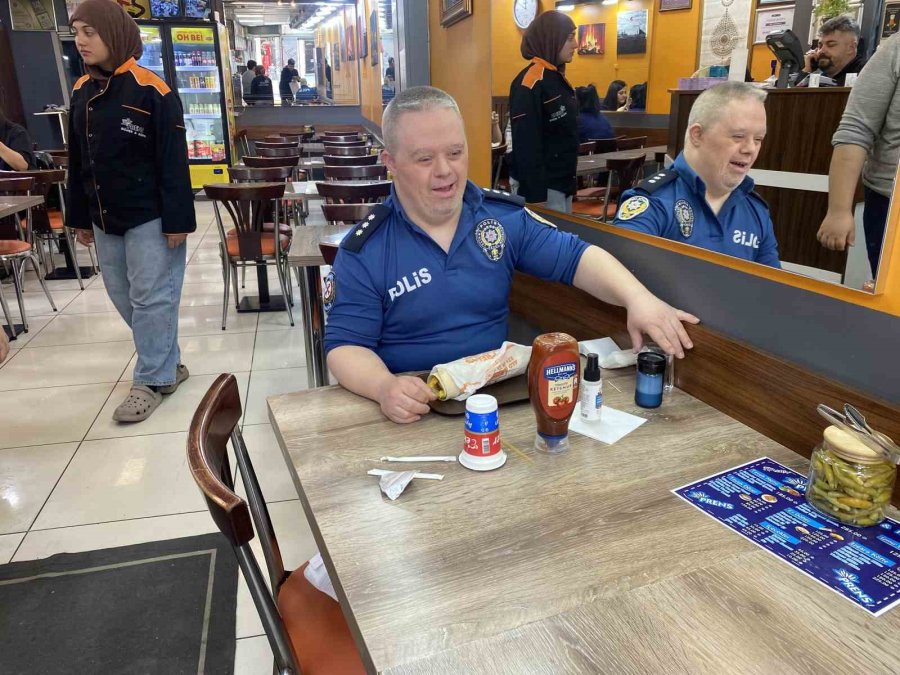 Down Sendromlu ’komiser’ Mahallede İlgi Odağı