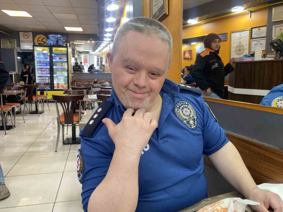 Down Sendromlu ’komiser’ Mahallede İlgi Odağı