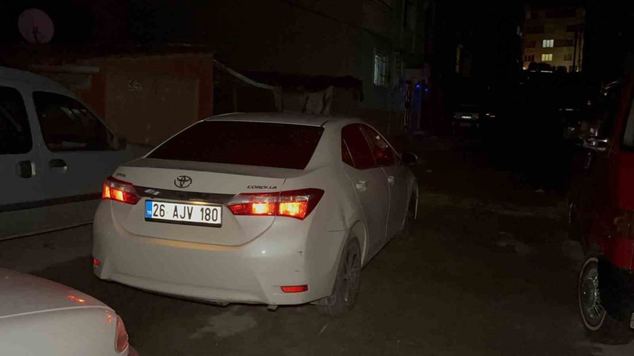 ‘dur’ İhtarına Uymayarak Kaçan Gencin Babası Aracını Polislerin Önüne Kırıp Engellemeye Çalıştı