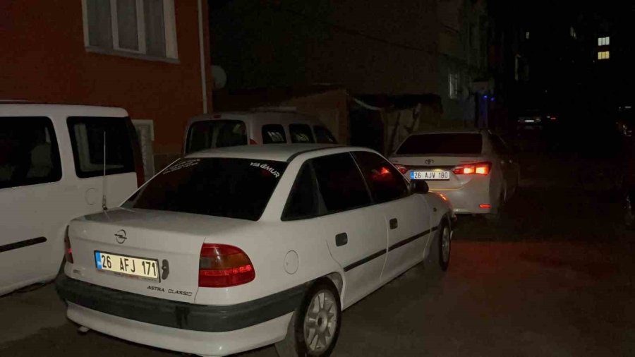 ‘dur’ İhtarına Uymayarak Kaçan Gencin Babası Aracını Polislerin Önüne Kırıp Engellemeye Çalıştı