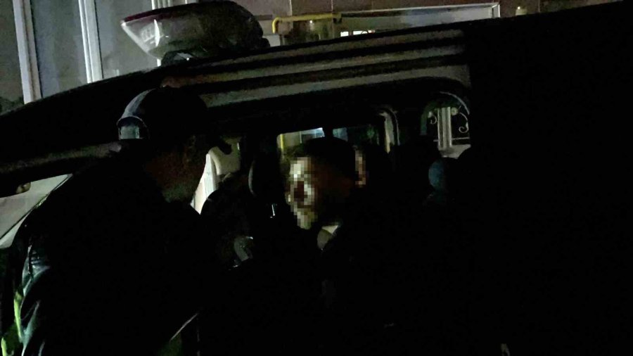 ‘dur’ İhtarına Uymayarak Kaçan Gencin Babası Aracını Polislerin Önüne Kırıp Engellemeye Çalıştı