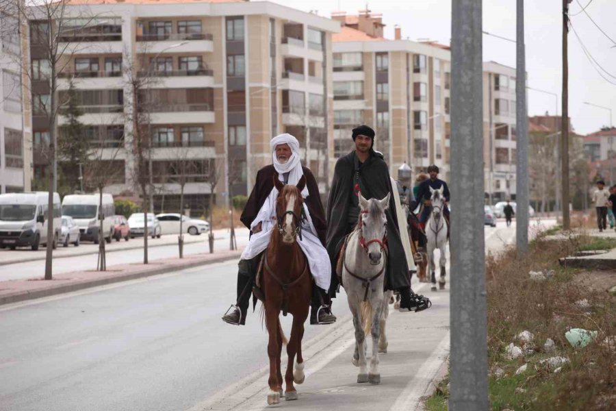 İspanya’dan At Sırtında Hac İçin Yola Çıkan 3 Arkadaş Mevlana Müzesini Ziyaret Etti