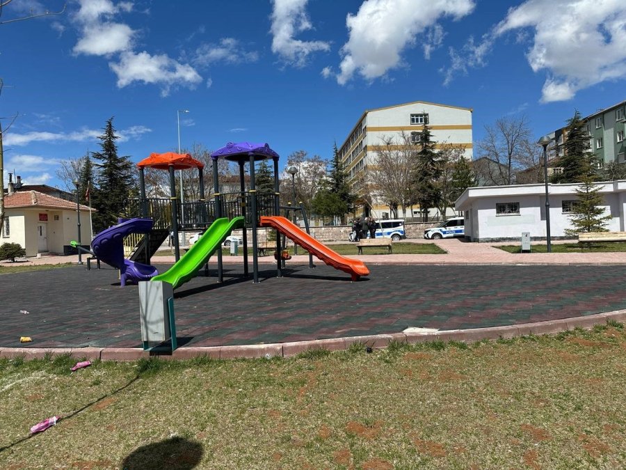 Çocuk Parkında Bıçaklı Kavga: 1 Ağır Yaralı