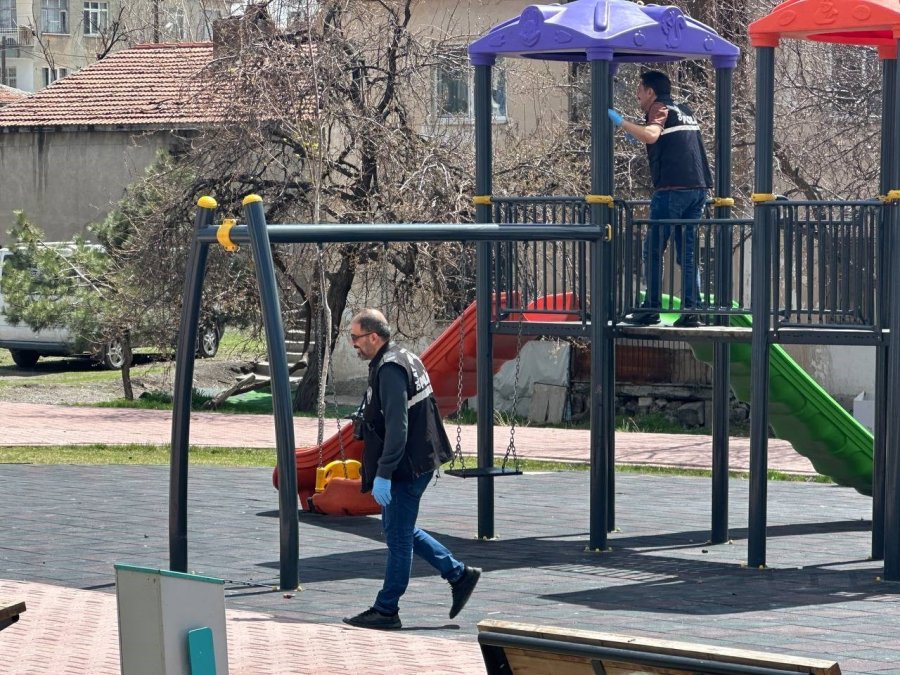 Çocuk Parkında Bıçaklı Kavga: 1 Ağır Yaralı