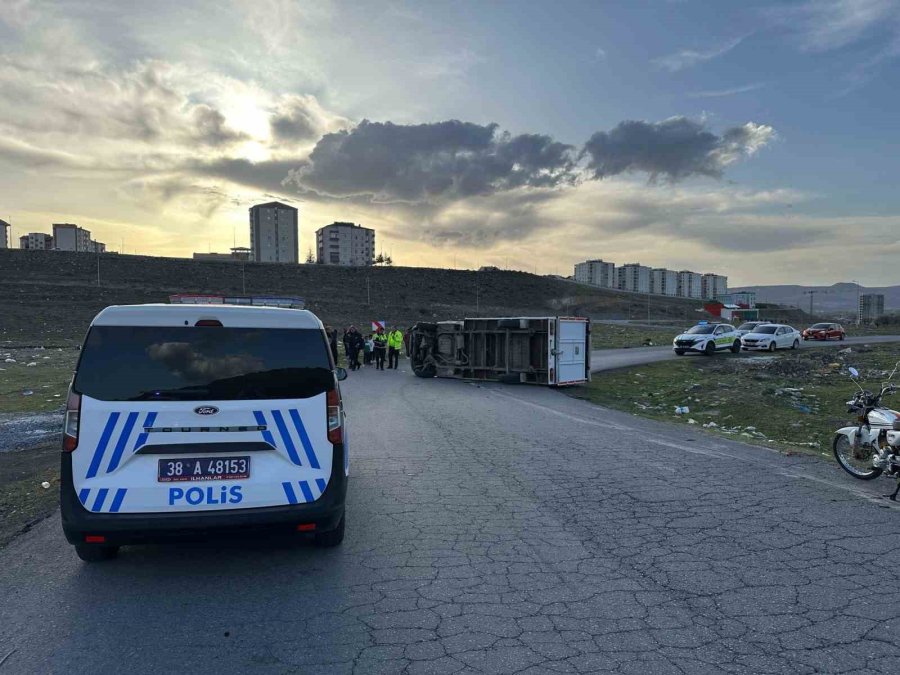 Kayseri’de Kamyon Devrildi: 1 Yaralı