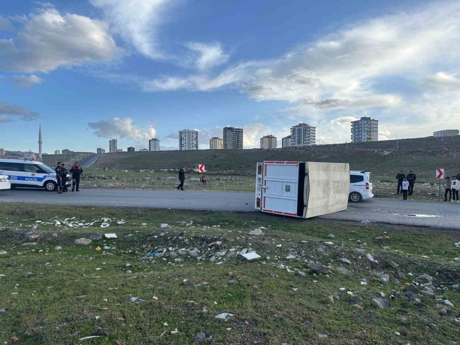 Kayseri’de Kamyon Devrildi: 1 Yaralı
