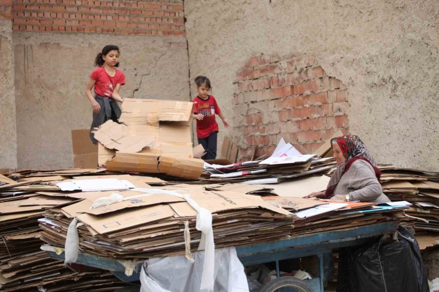 70 Yaşındaki Kadın Sokak Sokak Gezerek Karton Topluyor