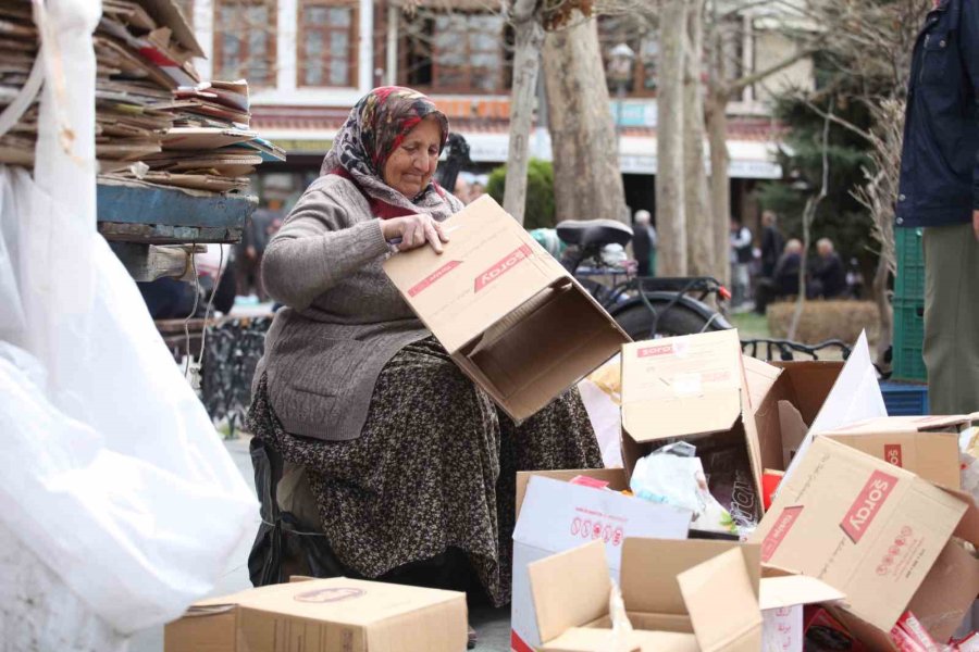 70 Yaşındaki Kadın Sokak Sokak Gezerek Karton Topluyor