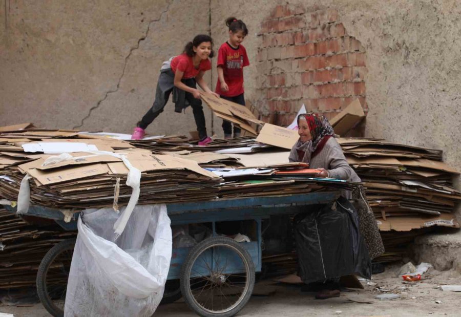 70 Yaşındaki Kadın Sokak Sokak Gezerek Karton Topluyor