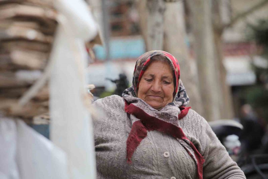 70 Yaşındaki Kadın Sokak Sokak Gezerek Karton Topluyor