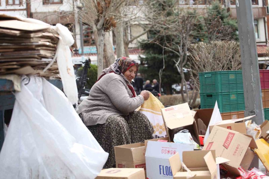 70 Yaşındaki Kadın Sokak Sokak Gezerek Karton Topluyor