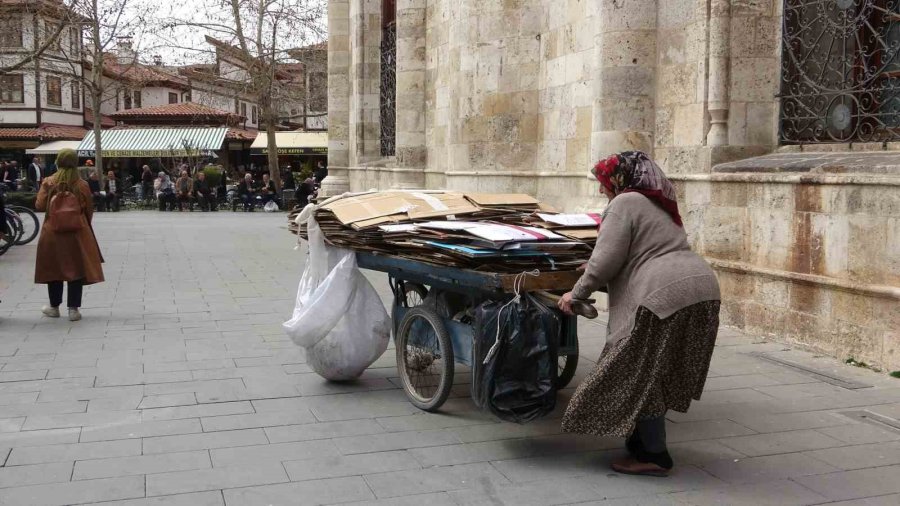 70 Yaşındaki Kadın Sokak Sokak Gezerek Karton Topluyor
