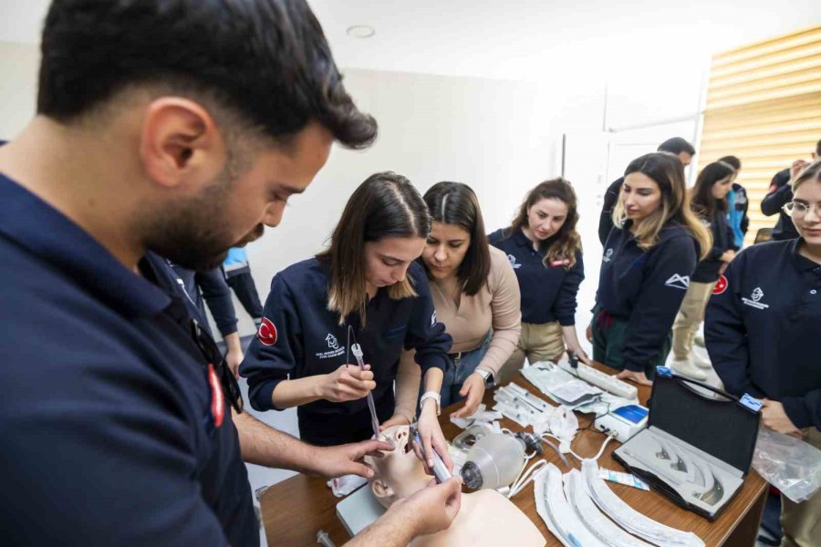 Sağlık Personeline ‘temel Yaşam Desteği Ve Entübasyon’ Eğitimi Verildi