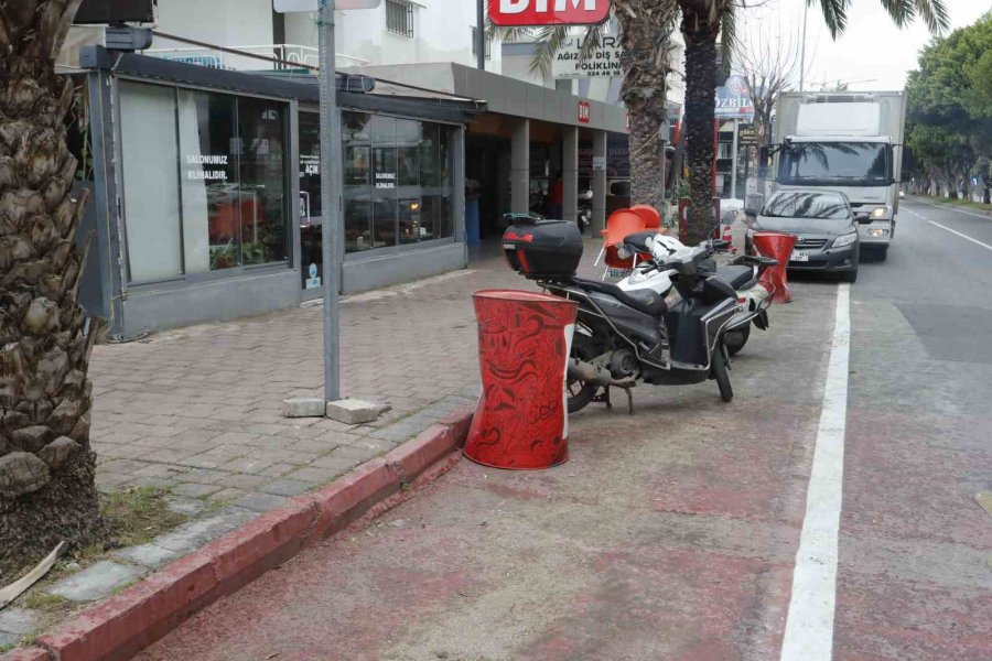 Lüks Otomobiliyle 1 Araç Ve 6 Motosikleti Hurdaya Çevirdi, Rahat Tavırları İle Dikkat Çekti