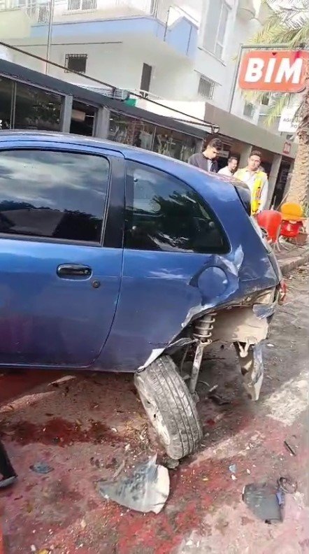 Lüks Otomobiliyle 1 Araç Ve 6 Motosikleti Hurdaya Çevirdi, Rahat Tavırları İle Dikkat Çekti