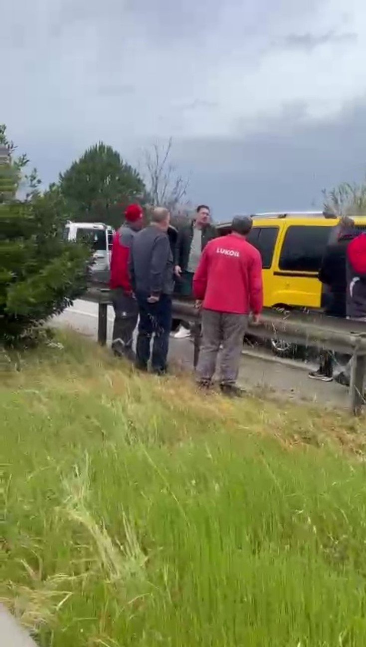 Kaza Sonrası Sürücülerin Tekme Tokat Kavgası Kamerada