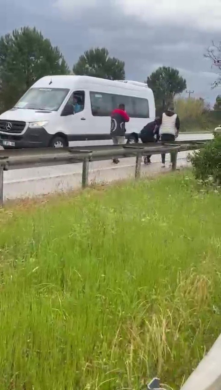 Kaza Sonrası Sürücülerin Tekme Tokat Kavgası Kamerada