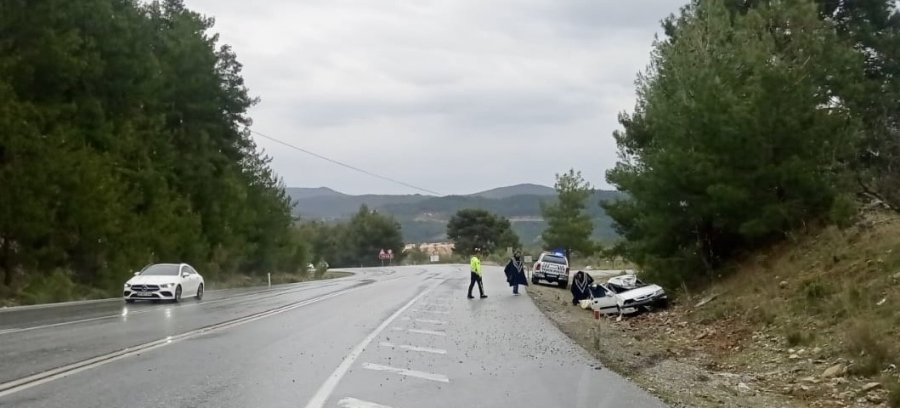 Antalya’da Otomobil Takla Attı; 1 Yaralı