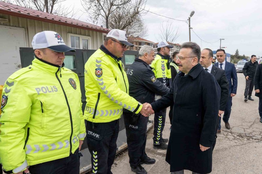 Eskişehir Valisi Hüseyin Aksoy Polis Uygulama Noktasını Ziyaret Etti