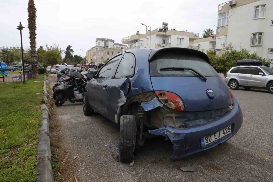 Lüks Otomobiliyle 1 Araç Ve 6 Motosikleti Hurdaya Çevirdi, Rahat Tavırları İle Dikkat Çekti