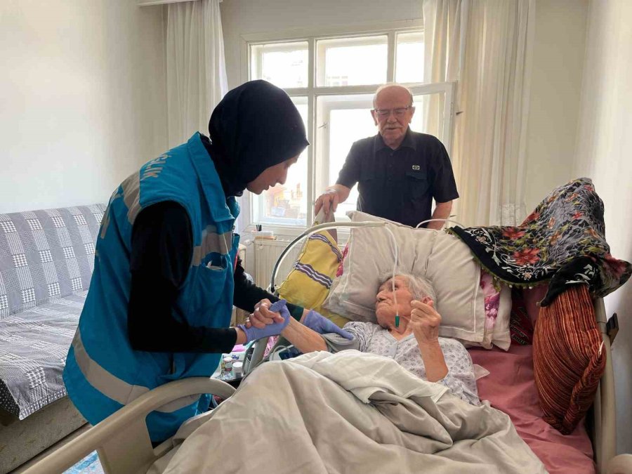 Evde Sağlık Hizmeti Hastaları Mutlu Ediyor