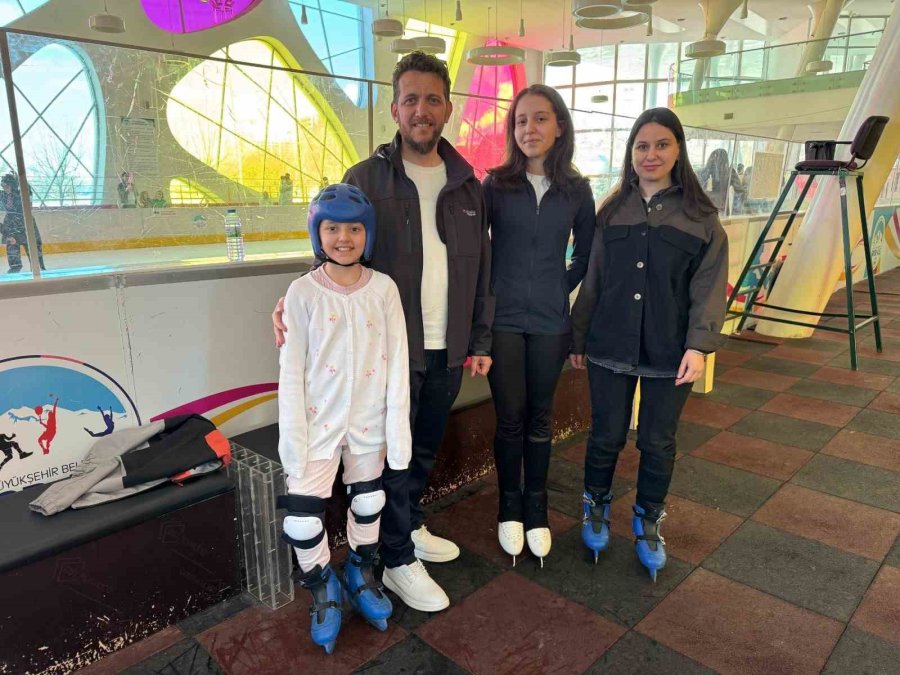 Büyükşehir’in Buz Pateni Pisti, Bayramda Gençlerin Ve Çocukların Vazgeçilmezi Oldu