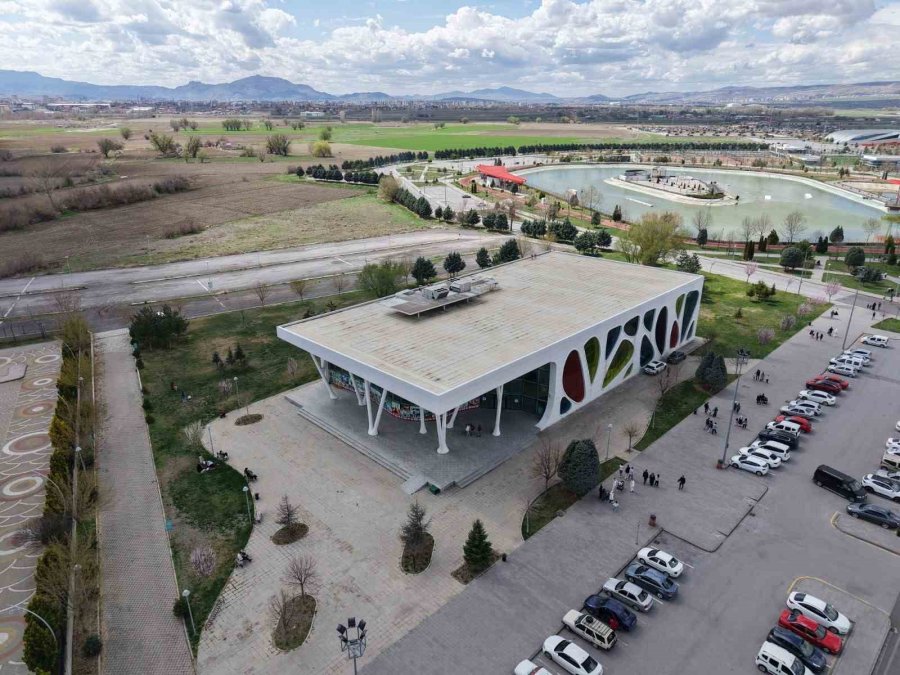 Büyükşehir’in Buz Pateni Pisti, Bayramda Gençlerin Ve Çocukların Vazgeçilmezi Oldu