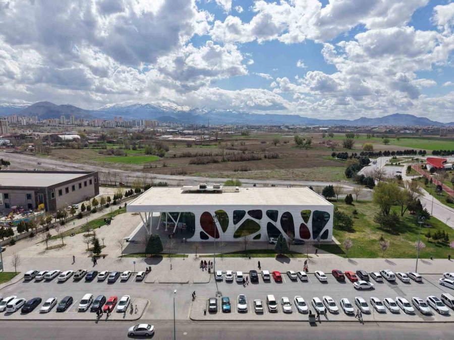 Büyükşehir’in Buz Pateni Pisti, Bayramda Gençlerin Ve Çocukların Vazgeçilmezi Oldu