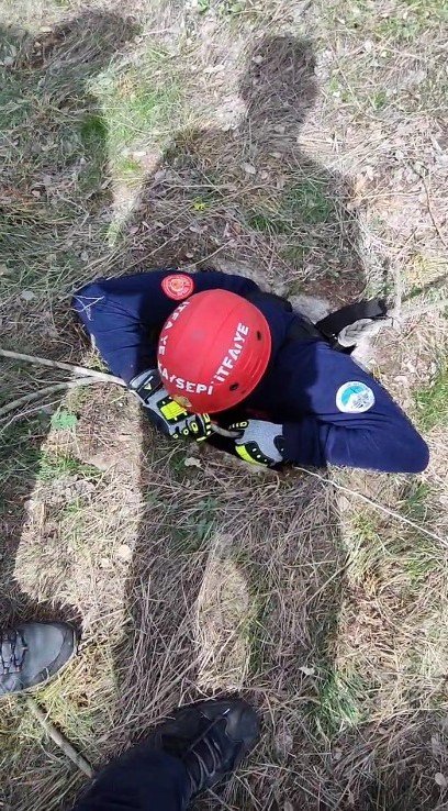 Kuyuya Düşen Minik Köpeği İtfaiye Ekipleri Kurtardı